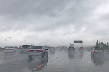 雨の日の高速