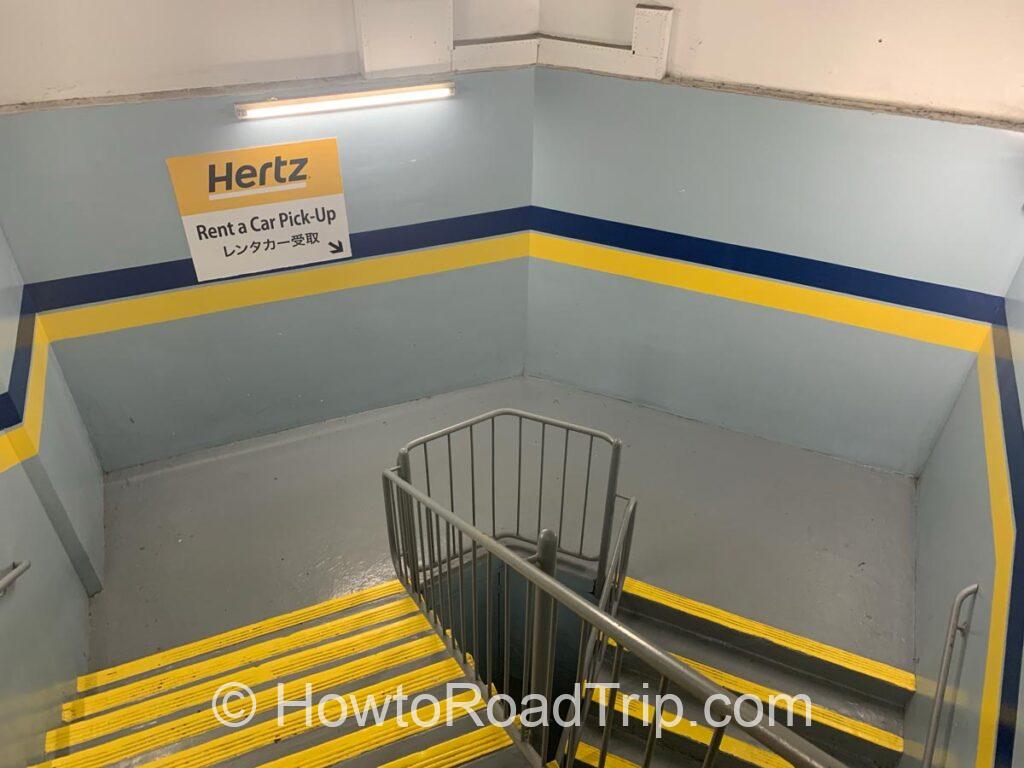 ハイアット地下駐車場への階段