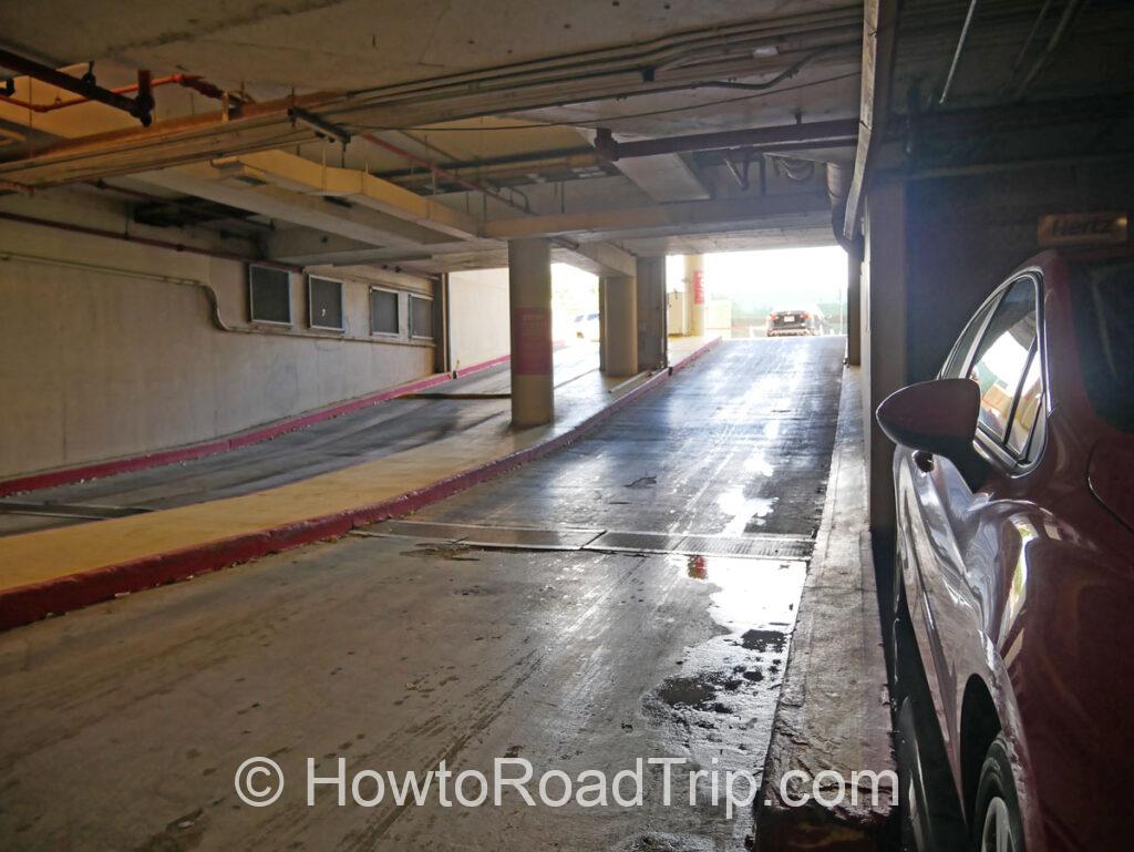 ハイアット　地下駐車場　レンタカー出口